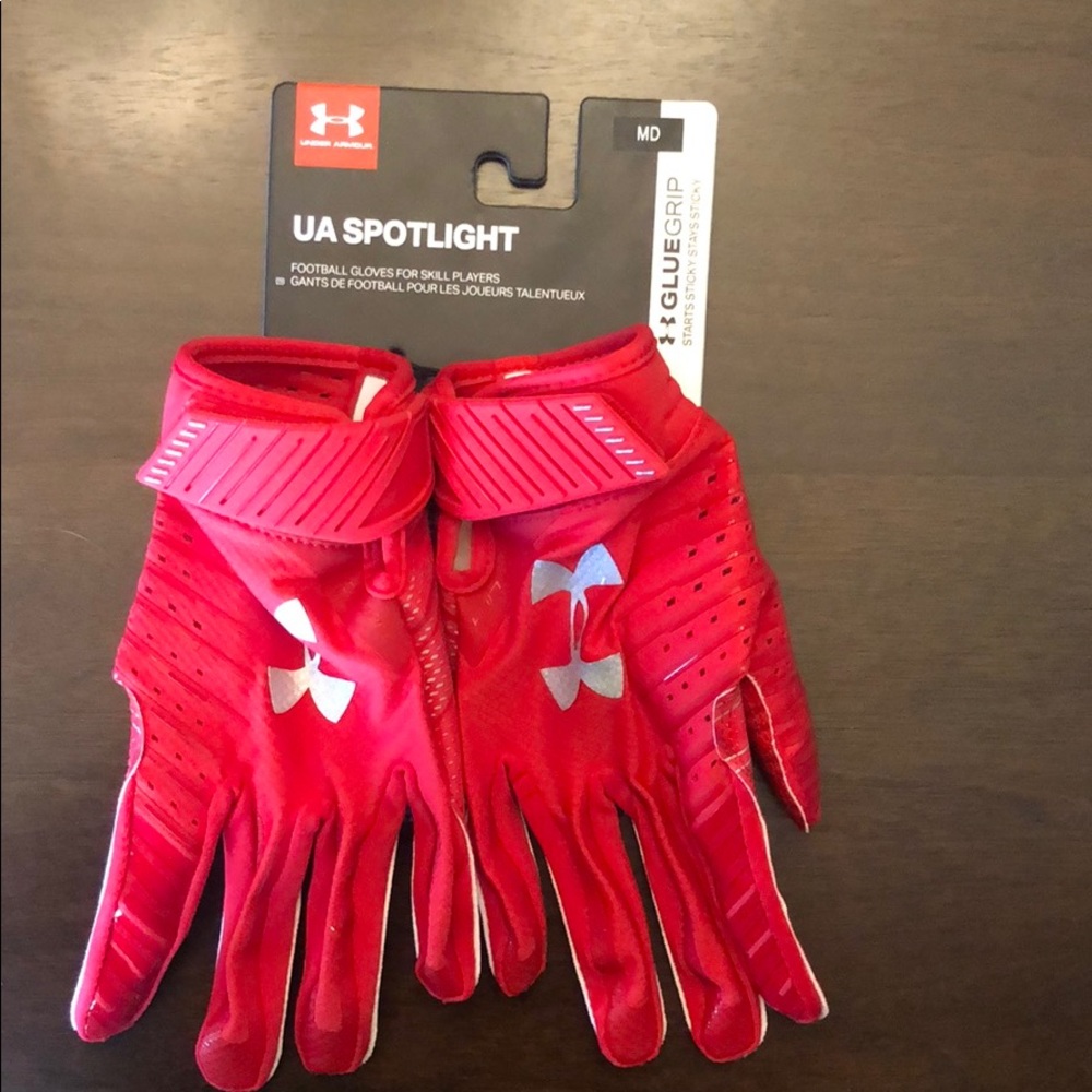 Under Armour Men’s NWT football gloves